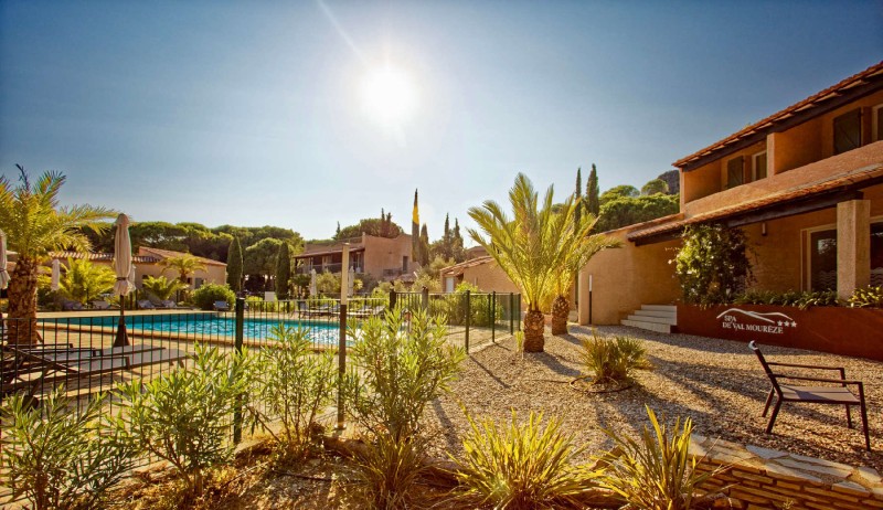 Chauffeur privé pour transfert professionnel de l’Auberge du Val Mourèze à l’aéroport de Montpellier dans l’Herault