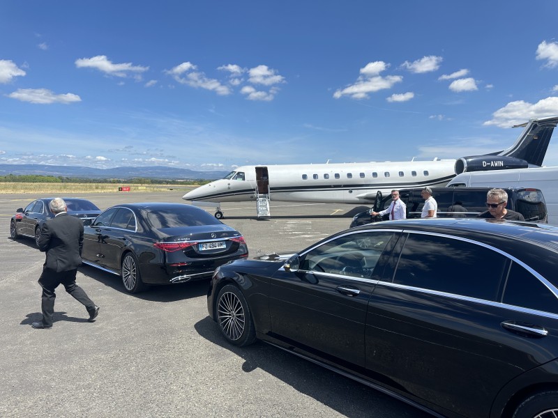 Service limousine avec chauffeurs privé / VTC pour transport et accueil de VIP à l’aéroport de Montpellier 34 Hérault Occitanie.