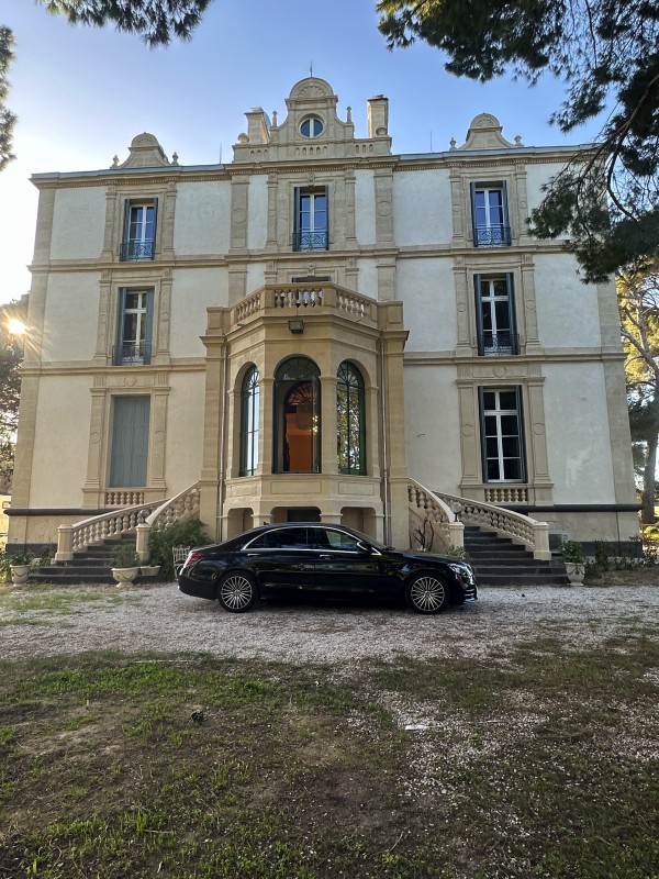 Chauffeurs privé / VTC haut de gamme avec navettes et véhicules de luxe pour Mariages sur Montpellier 34 Hérault Occitanie.
